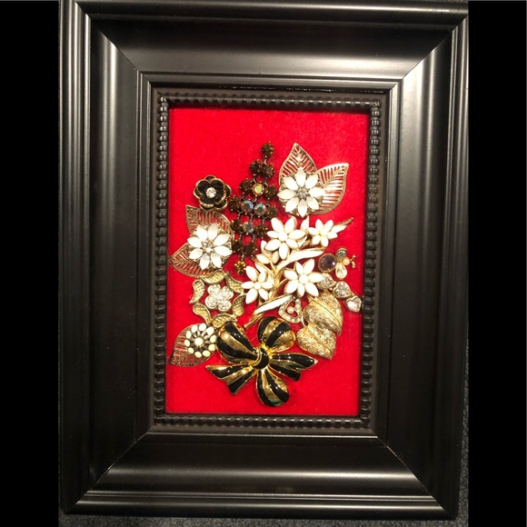 FRAMED JEWELRY ART COLLAGE IN RED/BLACK HANDMADE - Picture 1 of 7